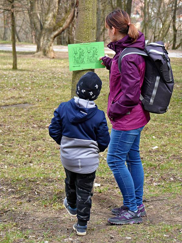 Putování s velikonočním zajíčkem připravili na sváteční dny v zámeckém poarku v Boskovicích pracovníci Střediska volnéhbo času s Místní akční skupinou.