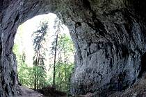 Portál Rytířské jeskyně v Moravském krasu.