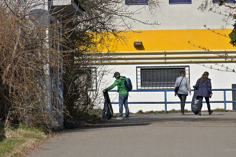 Iniciativa Zelená peřina pokračovala v úklidu kolem Boskovic.