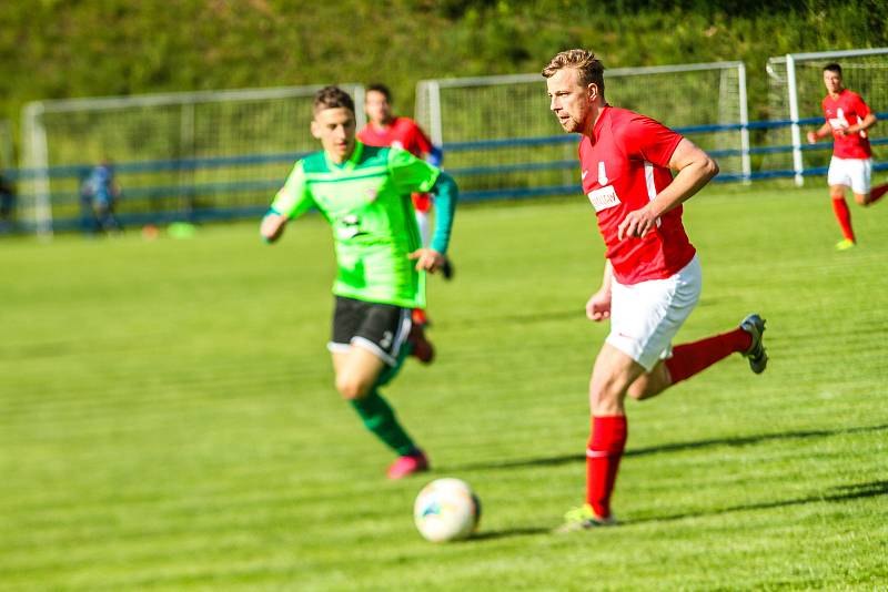 Blanenští fotbalisté (v červených dresech) v úvodním přípravném duelu zdolali rovněž třetiligovou Vrchovinu 2:1.