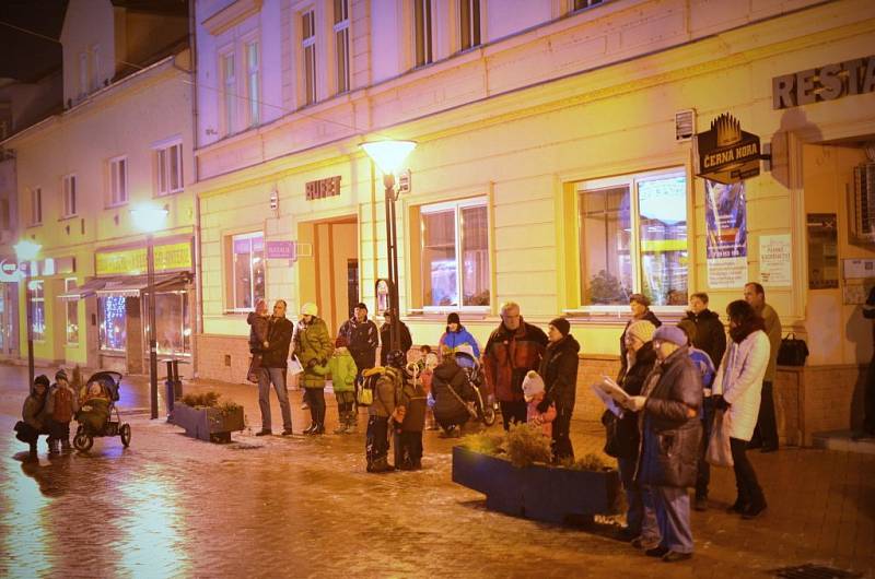 V Blansku se koledy zpívaly na Rožmitálově ulici. Lidé si je notovali se zpěváky ze sboru Martini Band. 