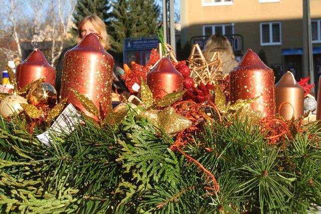 Pouliční prodej adventních věnců v Blansku na Rožmitálce.