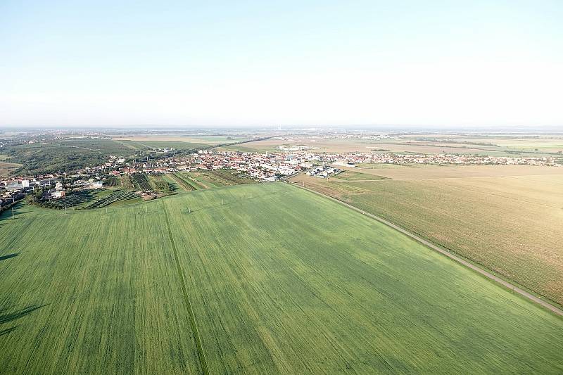 Motorový paraglidista Petr Buchta z Adamova na Blanensku tentokrát změnil letový plán. S křídlem a fotoaparátem nevystartoval nad oblíbený Moravský kras, ale kompas stočil minulý víkend více na jih. Konkrétně na Břeclavsko.