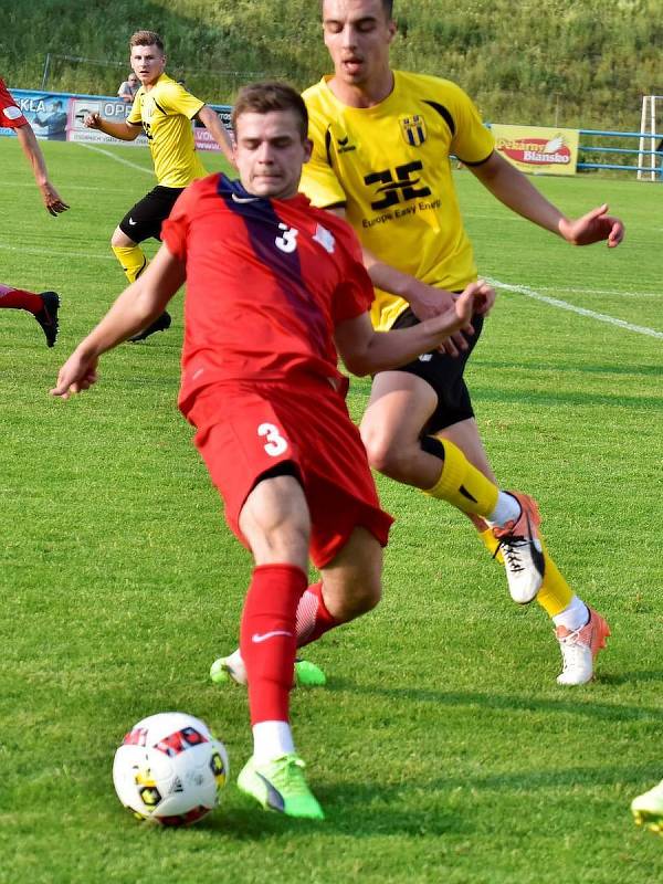 V utkání Moravskoslezské divize D porazili fotbalisté FK Blansko (červené dresy) tým FC Strání 4:2.