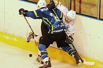 V letošním prvním kole krajské hokejové ligy bylo na pořadu derby Dynamiters Blansko - Sokol Březina. Domácí (modré dresy) zvítězili 4:2.