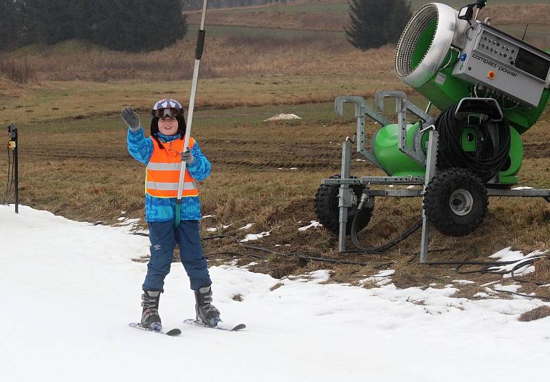 Děti ze základní školy ve Sloupu vyrazili na lyžařský kurz do ski areálu v Olešnici. Škola jezdí do areálu vyráží každoročně.
