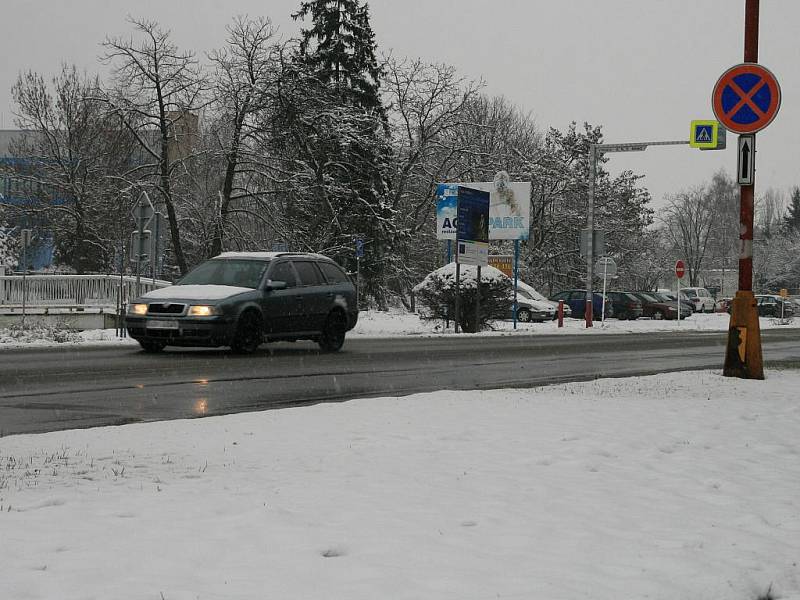 Ulice Blanska zapadly sněhem. Zatímco sněhová nadílka udělá radost zejména dětem a lyžařům motoristé s chodci musejí být ve střehu.  