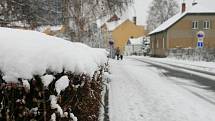 Ulice Blanska zapadly sněhem. Zatímco sněhová nadílka udělá radost zejména dětem a lyžařům motoristé s chodci musejí být ve střehu.  