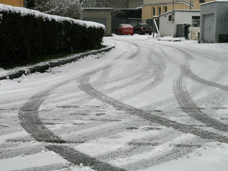 Ulice Blanska zapadly sněhem. Zatímco sněhová nadílka udělá radost zejména dětem a lyžařům motoristé s chodci musejí být ve střehu.  