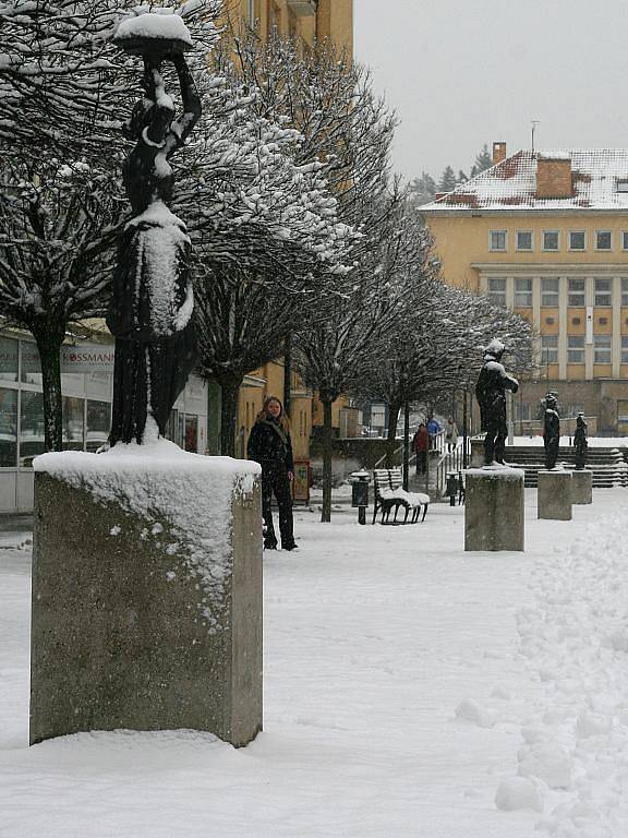 Ulice Blanska zapadly sněhem. Zatímco sněhová nadílka udělá radost zejména dětem a lyžařům motoristé s chodci musejí být ve střehu.  