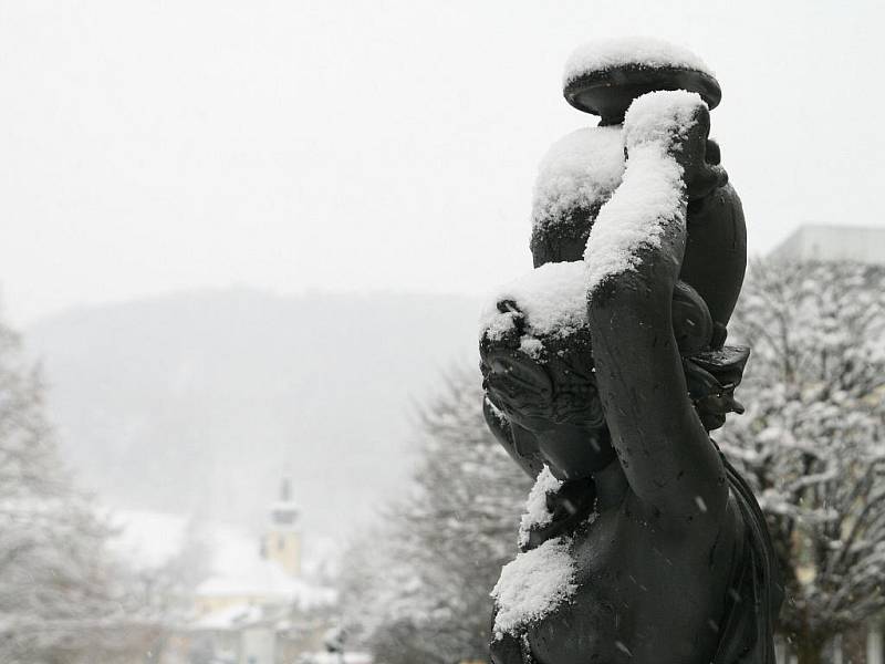 Ulice Blanska zapadly sněhem. Zatímco sněhová nadílka udělá radost zejména dětem a lyžařům motoristé s chodci musejí být ve střehu.  