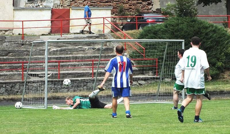 Boskovická pouť a fotbalový turnaj starších pánů k sobě neodmyslitelně patří. Už jedenáct let. Potřetí za sebou ovládl turnaj domácí výběr Nobica Boskovice, který měl ve svém středu i nejlepšího střelce Pavla Nečase.