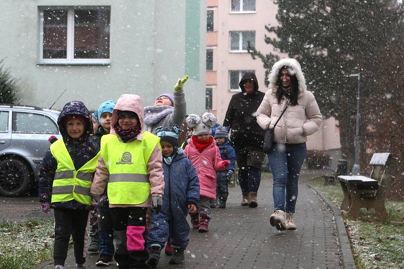 Předpověď meteorologům vyšla. V pátek dopoledne začalo na jihu Moravy sněžit. Z prvních sněhových vloček měly radost hlavně děti. Na snímcích ulice Adamova na Blanensku.