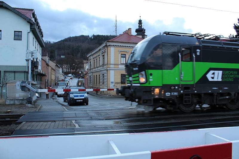 Na přejezdu u vlakové zastávky Blansko-město se v pondělí odpoledne porouchalo zabezpečovací zařízení. Tvořily se kolony.