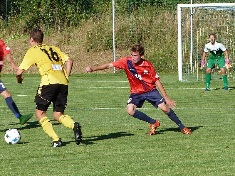 V úvodním utkání nového ročníku Moravskoslezské divize D remizoval FK Blansko (v červeném) se Slovanem Rosice 1:1.