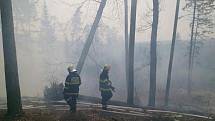 Požár zachvátil ve středu odpoledne les poblíž obce Vážany na Blanensku.