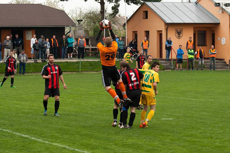 Jak hráči Ráječka, tak Mutěnic předváděli od začátku nedělního zápasu pořádně tvrdou hru. Rozhodčí to toleroval, ale v poločase mu došla trpělivost. Žlutá karta se v jeho ruce objevovala čím dál častěji, což nesli dost nelibě hlavně domácí.