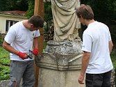 Příprava sochy Panny Marie Bolestné v Šebetově k odvozu na restaurování. 