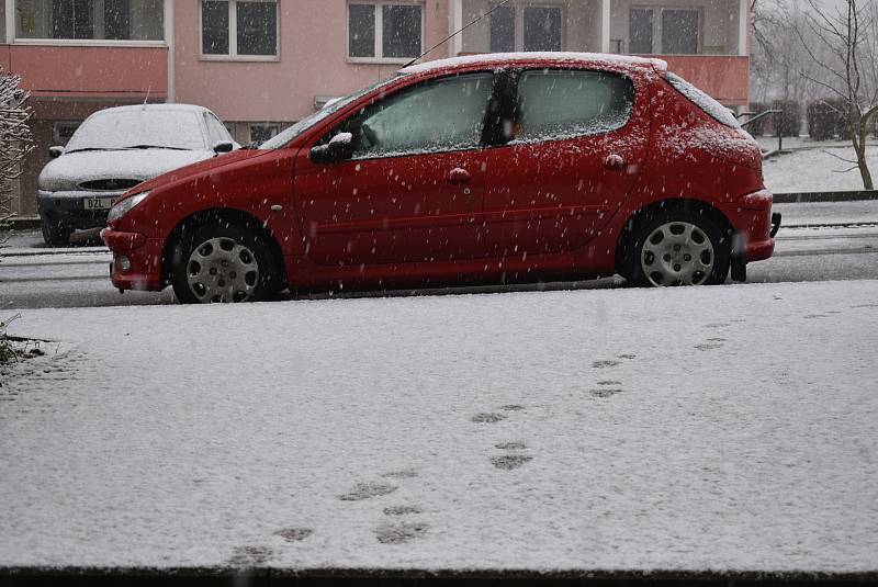 Konečně zima? Blanensko po dlouhé době opět zasypal sníh. Středeční sněhová nadílka zkomplikovala provoz v regionu, děti z ní však byly nadšené. Na snímcích adamovská ulice Družstevní.