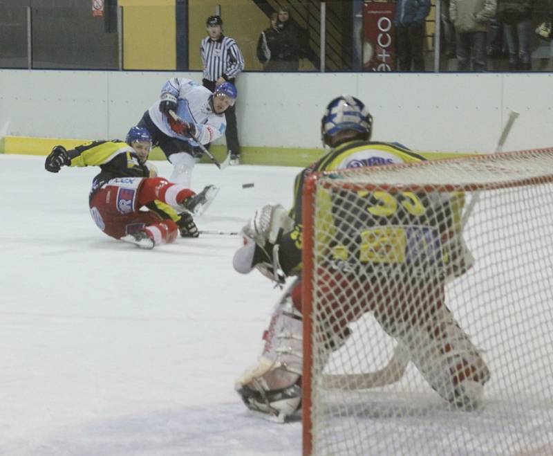 Hokejsté Blanska (v bílém) prohráli doma s Velkou Bíteší 2:4.