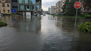 Boskovice vypláchla bouřka. V centru města uvízla auta v laguně.