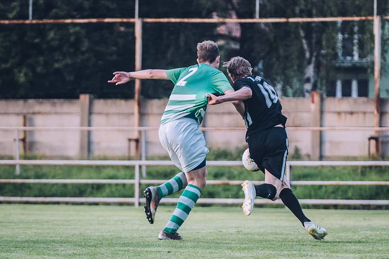 Fotbalisté Rájce-Jestřebí (zelenobílé dresy) v přípravě porazili Kunštát 6:3.