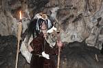 Cestu do pravěku si na Bílou sobotu užili návštěvníci Sloupsko-šošůvských jeskyní. Díky netradičním velikonočním prohlídkám s neandertálci.