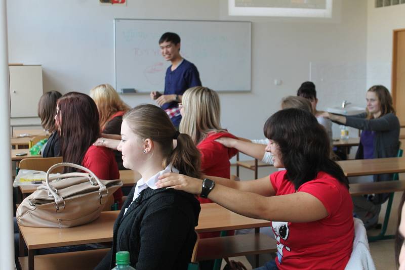 Jedním ze zahraničních stážistů je i thajský vysokoškolák Patiparn Boontarig. Svým studentům představil Thajsko z mnoha úhlů, od klimatických podmínek přes thajské jídlo, thajské festivaly, tradiční thajský tanec, thajskou masáž až po thajský box.