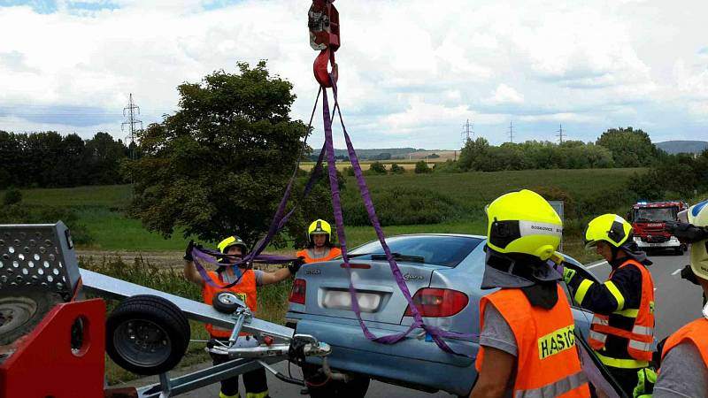 Osobní auto, které na přívěsu přepravovalo malotraktor, do cíle podle plánu nedorazilo. Vozík se totiž u Voděrad na Blanensku krátce před středečním polednem převrátil.