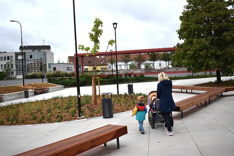 Rozbitý asfalt nahradila dlažba, záhony a lavičky. Na upraveném náměstí Republiky v Blansku se nyní i lépe parkuje. Město Blansko stály úpravy 13 milionů korun.