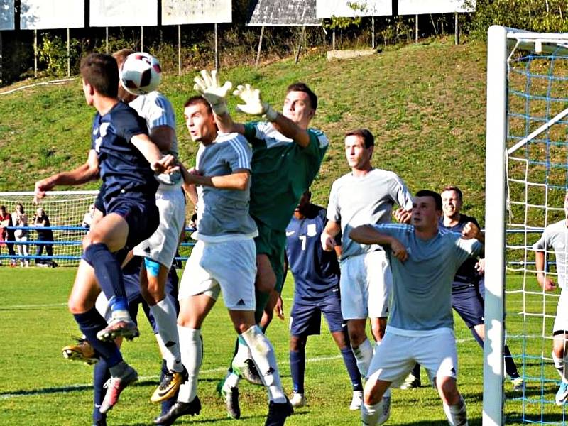 Fotbalisté Blanska (modré dresy) pokračují ve vítězném tažení divizní skupinou D. Na domácím hřišti porazili MSK Břeclav 4:0.