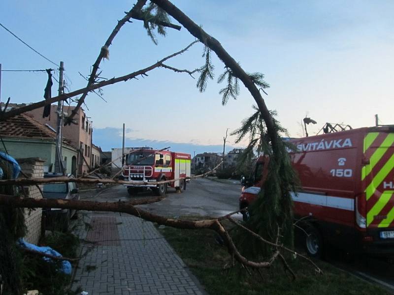 Ničivé tornádo bralo lidem střechu nad hlavou. Sbor dobrovolných hasičů ze Svitávky pomáhal ze všech sil.