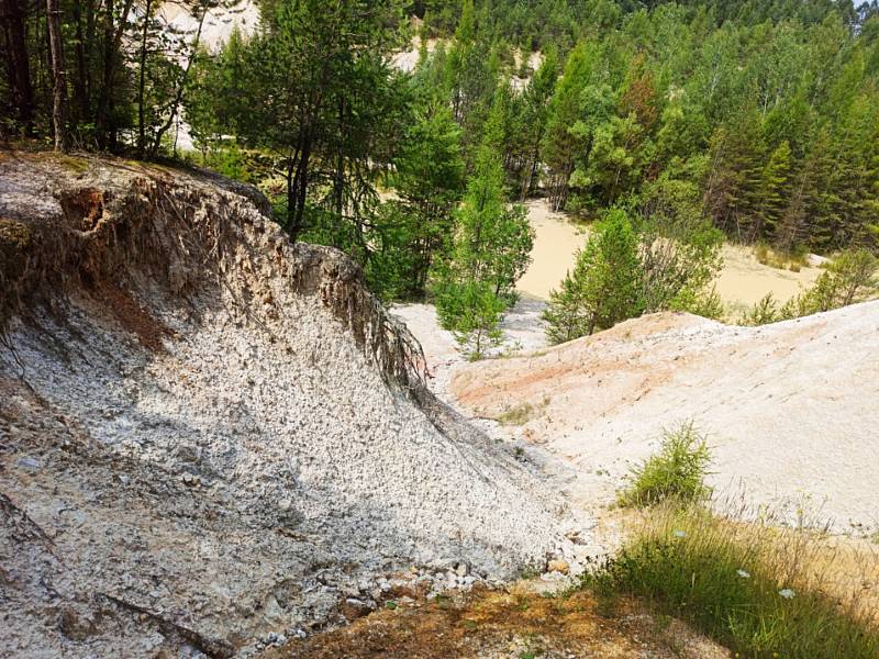 Částečně zatopený lom Seč v lese na okraji Rudice  je léta oblíbeným cílem turistů.