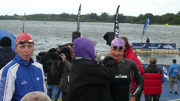 Blanenská plavkyně Silvie Rybářová (vpravo)na startu v hrabství Suffolk v Anglii. V závodě na jednu míli doplavala jako sedmá.