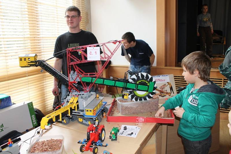 Na třetí ročník akce s názvem Lego Technic Show 2013 – Stroje v pohybu v sobotu do boskovického zámeckého skleníku zavítalo kolem tisícovky návštěvníků. Na akci si mohli prohlédnou kolem stovky modelů z Lega. 