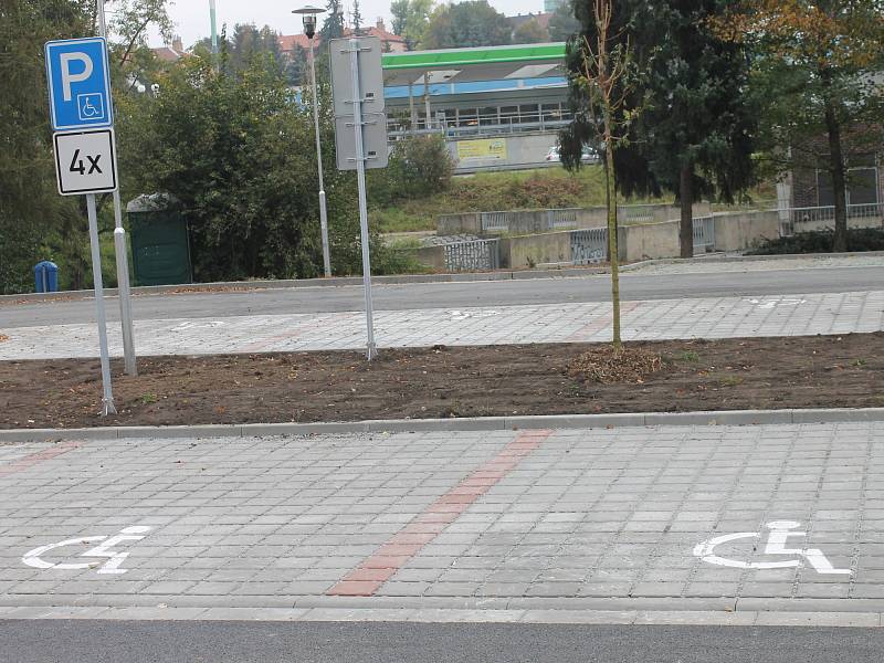 Po více než dvou měsících stavebních úprav otevřeli Blanenští ve středu před nádražím novou bezplatnou parkovací plochu.