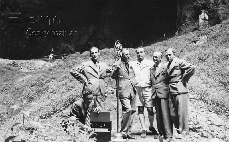 Český rozhlas Brno vysílal v pátek živě ze dna Macochy. Moderátorka Jaroslava Vykoupilová mluvila i do historického mikrofonu. Na snímcích jasou také její předchůdci při vysílání ze stejného místa z roku 1936.