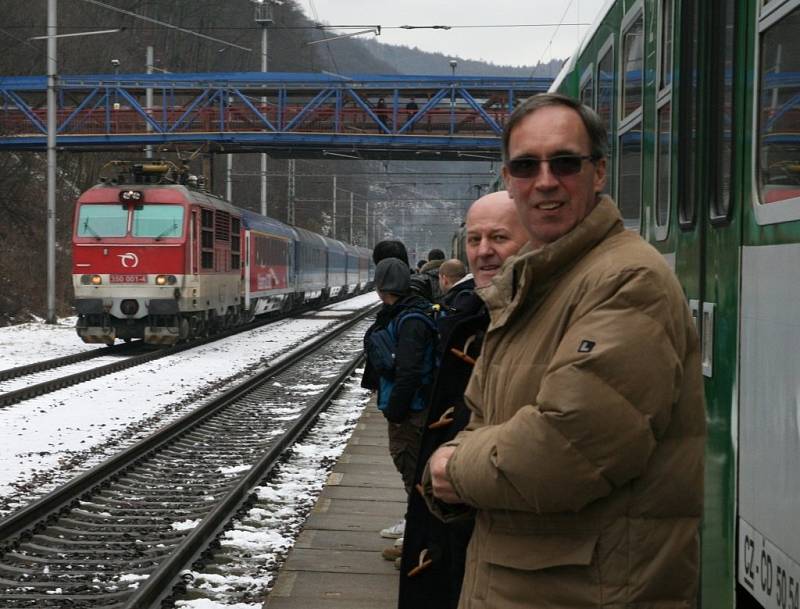 V pondělí před jedenáctou hodinou dopoledne došlo v železniční stanici Adamov nádraží k mimořádné situaci na trati. Vlak Eurocity vjel na kolej, na které stál osobní vlak. Vlak zastavil asi třicet metrů od něj.