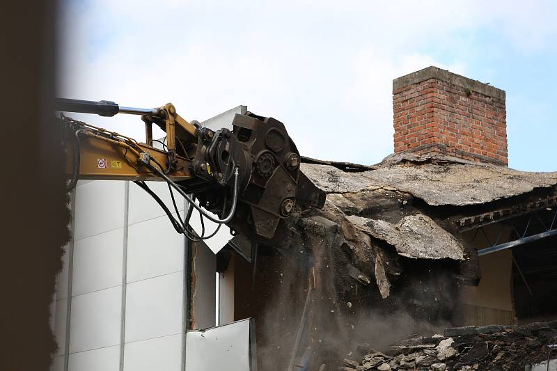 Těžká technika se ve čtvrtek pustila do demolice staré školní jídelny a kuchyně v Základní škole TGM Blansko v ulici Rodkovského.