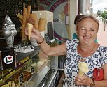 V dvacetitisícovém Blansku funguje přímo na pěší zóně v ulici Rožmitálova už šestou sezonu Gelateria Bianco. Sází na pravou italskou zmrzlinu, kterou vyrábí přímo na místě.