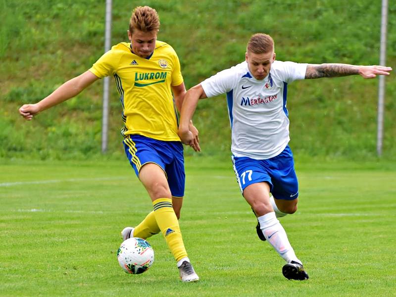 Ve třetím kole Moravskoslezské ligy fotbalisté Blanska (bílé dresy) porazili Fastav Zlív B 1:0.