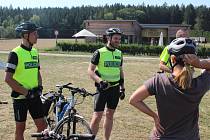 Policisté na kolech u rybníka Olšovec v Jedovnicích kontrolovali cyklisty.