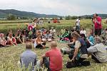 Tajemný obrazec, který vznikl v poli obilí u Boskovic, láká davy lidí. Ze země i ze vzduchu. Policie prověřuje kamerové záznamy z okolí. 