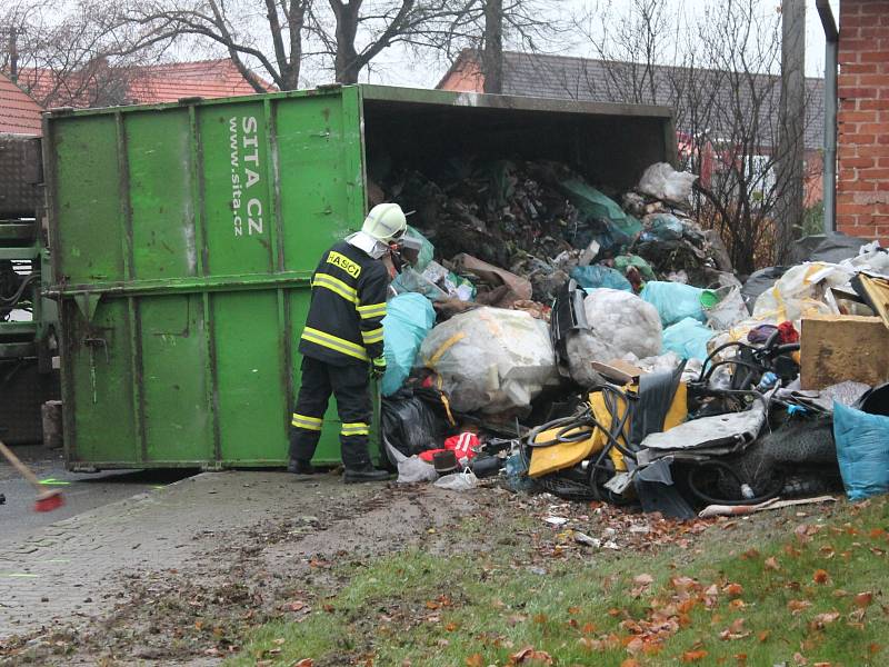 Ve Světlé se v úterý převrátilo nákladní auto s odpadem.