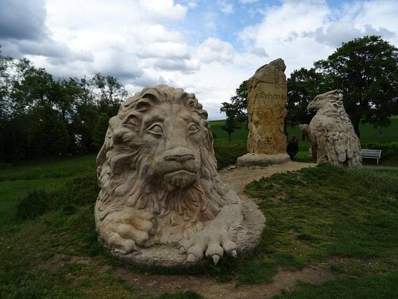 Výlet turistů ze Spartaku Adamov na Rozštípenou skálu.