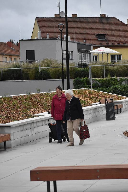 Rozbitý asfalt nahradila dlažba, záhony a lavičky. Na upraveném náměstí Republiky v Blansku se nyní i lépe parkuje. Město Blansko stály úpravy 13 milionů korun.