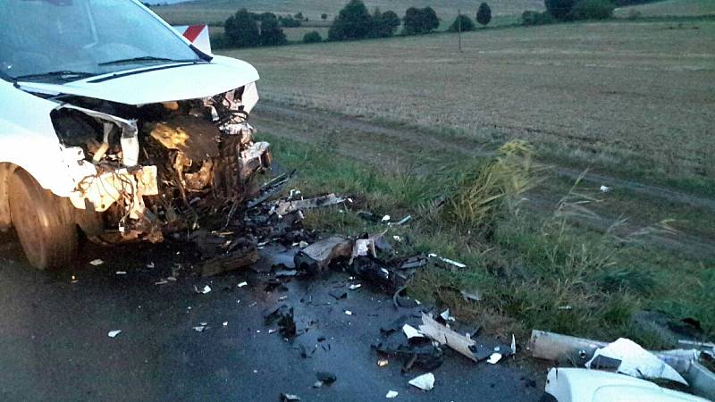 Nepřiměřená rychlost. Ta podle policistů zřejmě stála za úterní ranní nehodou, při které se krátce po půl šesté čelně srazila dodávka s osobním autem.