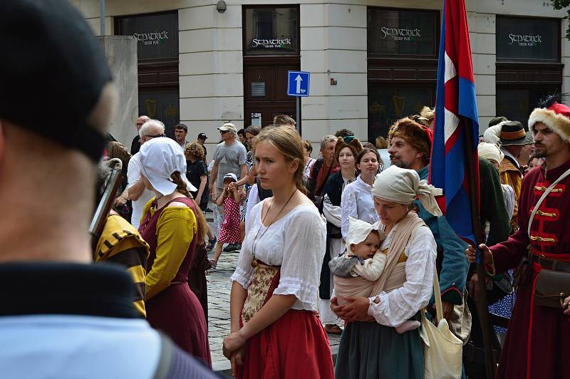 Průvod městem čítal téměř 220 pěších vojáků, kteří prošli od Denisových sadů přes náměstí Svobody.