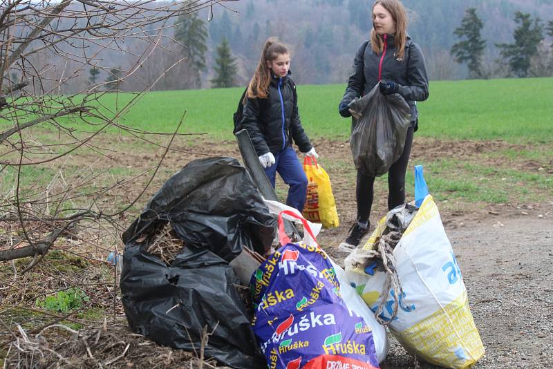 Stovky dobrovolníků v sobotu uklízely Moravský kras. Už popětadvacáté. Za odměnu si u Skalního mlýna opékali špekáčky a mohli si prohlédnout jeskyně.