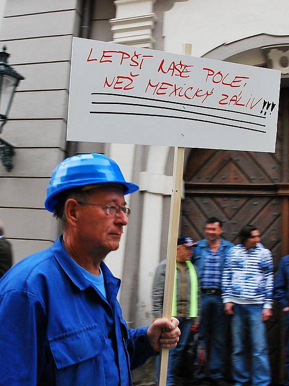 Výprava dvanácti farmářů z Blanenska se ve čtvrtek připojila k protestům zemědělců před poslaneckou sněmovnou.